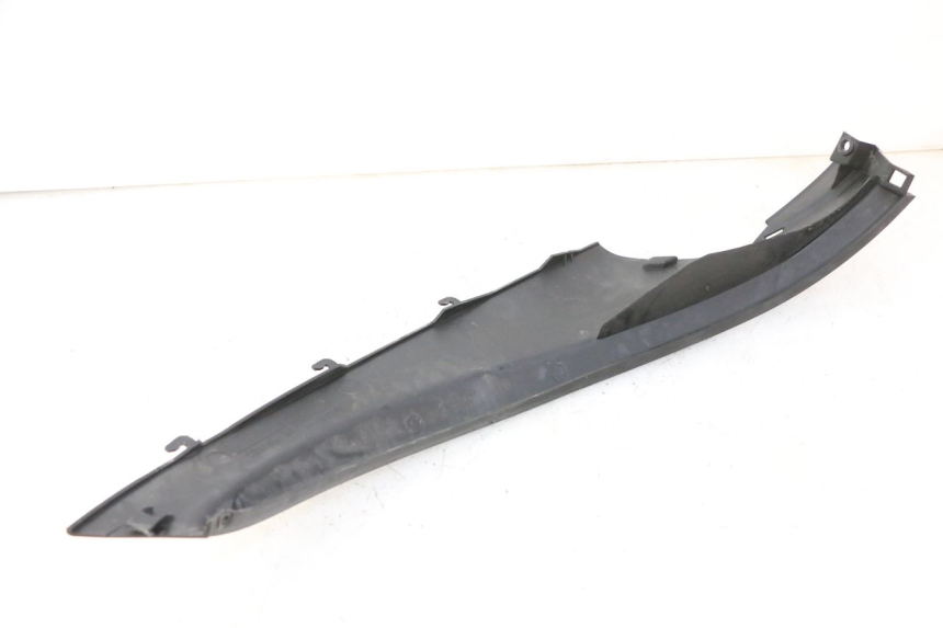 photo de PRAWA TYLNA LISTWA PROGOWA PIAGGIO MP3 RL 250 (2006 - 2010) - Zbliżenie techniczne