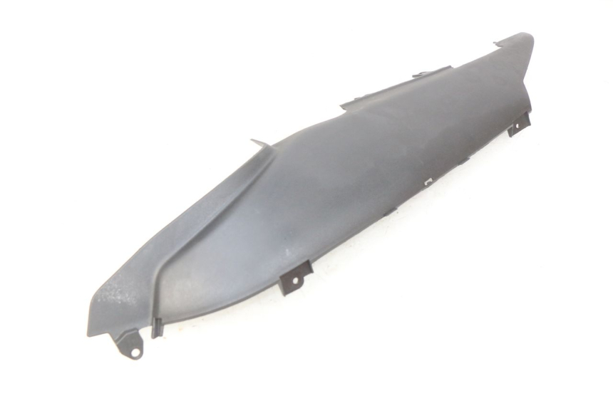 photo de PRAWA TYLNA LISTWA PROGOWA GILERA NEXUS 125 (2009 - 2013) - Zbliżenie techniczne