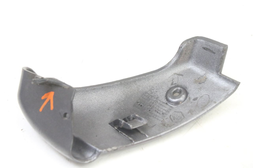 photo de PRAWA TYLNA LISTWA PROGOWA PIAGGIO VESPA GRANTURISMO 125 (2003 - 2007) - Zbliżenie techniczne