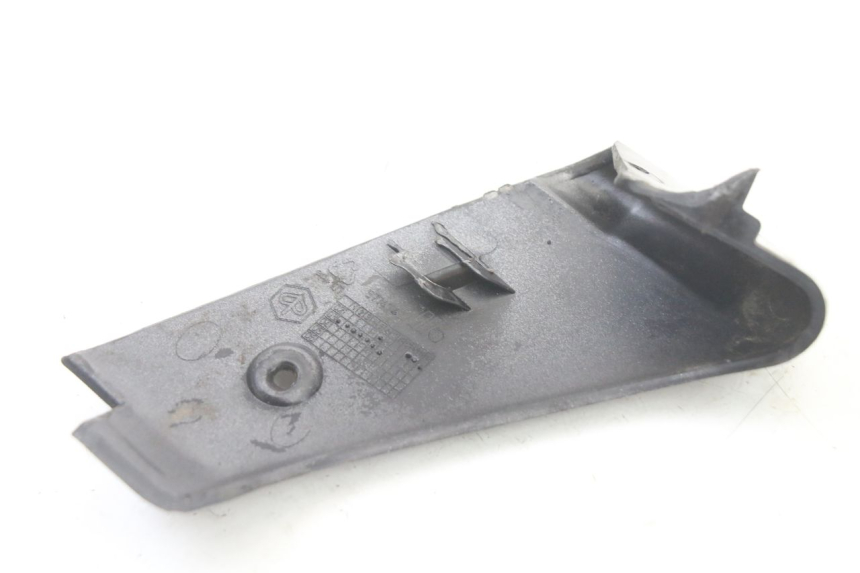 photo de PRAWA TYLNA LISTWA PROGOWA PIAGGIO VESPA GRANTURISMO 125 (2003 - 2007) - Punkty mocowania