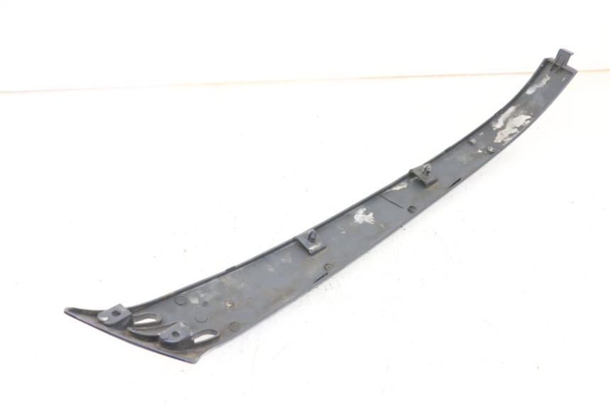 photo de PRAWA TYLNA LISTWA PROGOWA PIAGGIO VESPA LX 150 (2005 - 2013) - Zbliżenie techniczne