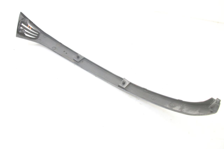 photo de PRAWA TYLNA LISTWA PROGOWA PIAGGIO VESPA LX 2T 50 (2005 - 2013) - Szczegóły charakterystyczne