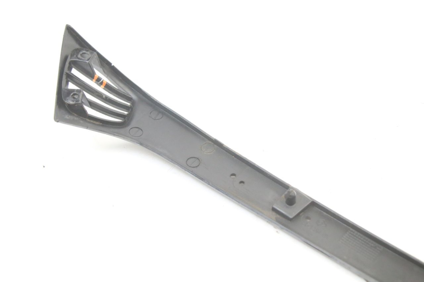 photo de PRAWA TYLNA LISTWA PROGOWA PIAGGIO VESPA LX 2T 50 (2005 - 2013) - Zbliżenie komponentów