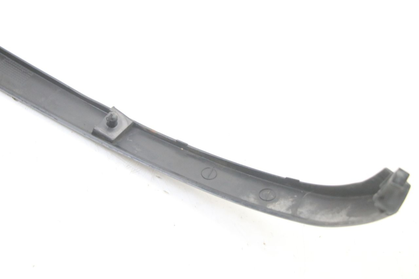 photo de PRAWA TYLNA LISTWA PROGOWA PIAGGIO VESPA LX 2T 50 (2005 - 2013) - Widok z bliska