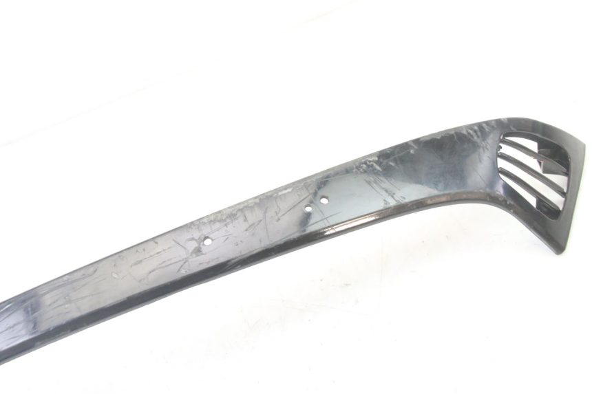 photo de PRAWA TYLNA LISTWA PROGOWA PIAGGIO VESPA LX 2T 50 (2005 - 2013) - Zbliżenie techniczne