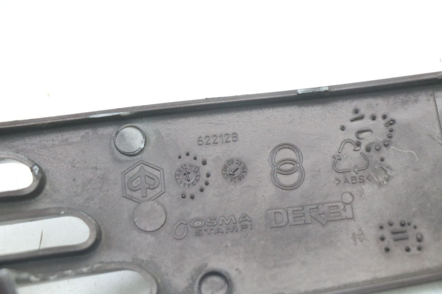 photo de PRAWA TYLNA LISTWA PROGOWA PIAGGIO VESPA LX IE 125 (2010 - 2012) - Stan powierzchni