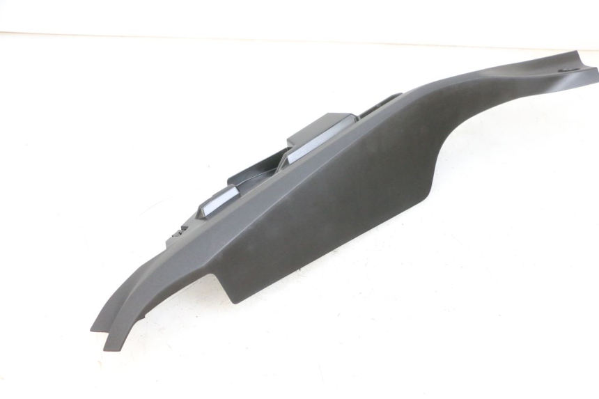 photo de PRAWA TYLNA LISTWA PROGOWA YAMAHA TRICITY 300 (2020 - 2024) - Zbliżenie techniczne