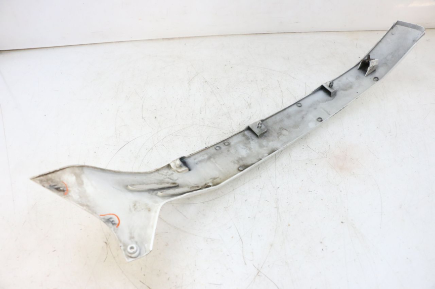 photo de PRAWA TYLNA LISTWA PROGOWA PIAGGIO VESPA GTS SUPER IE 125 (2009 - 2016) - Szczegół części