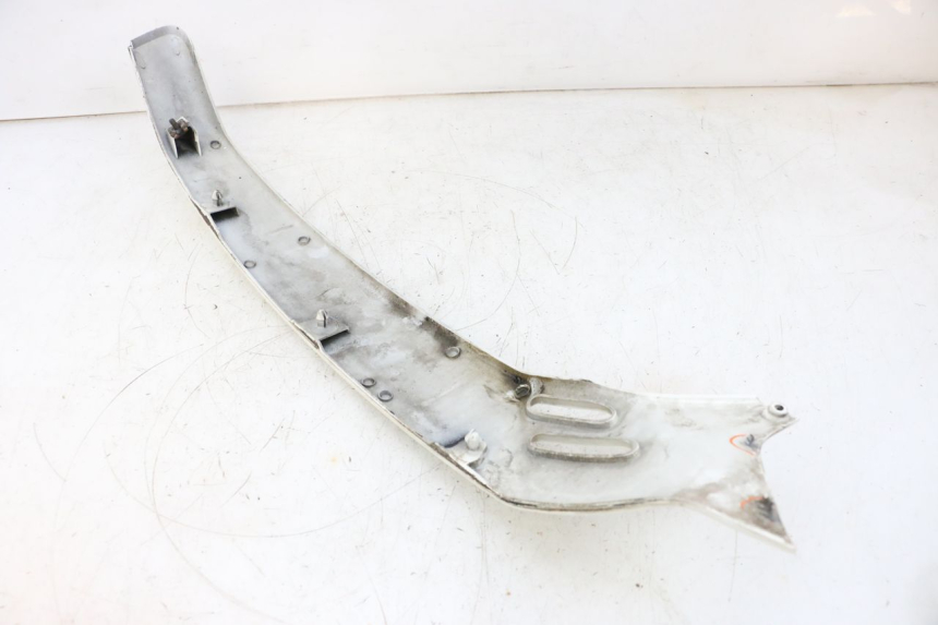 photo de PRAWA TYLNA LISTWA PROGOWA PIAGGIO VESPA GTS SUPER IE 125 (2009 - 2016) - Zbliżenie techniczne