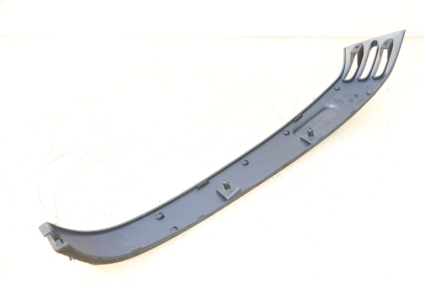 photo de PRAWA TYLNA LISTWA PROGOWA PIAGGIO VESPA LX 2T 50 (2005 - 2013) - Inny kąt widzenia