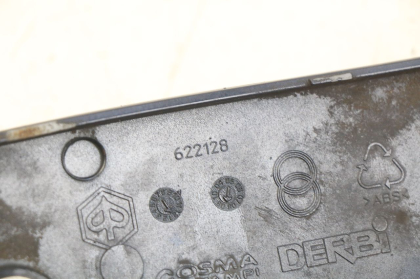 photo de PRAWA TYLNA LISTWA PROGOWA PIAGGIO VESPA LXV 125 (2006 - 2009) - Szczegół części