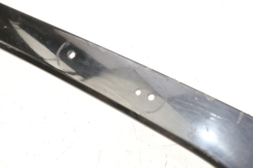 photo de PRAWA TYLNA LISTWA PROGOWA PIAGGIO VESPA S 2T 50 (2007 - 2014) - Zoom stanu zużycia