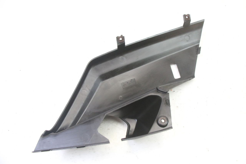 photo de PRAWA TYLNA LISTWA PROGOWA YAMAHA XMAX X-MAX 125 (2006 - 2009) - Zbliżenie techniczne