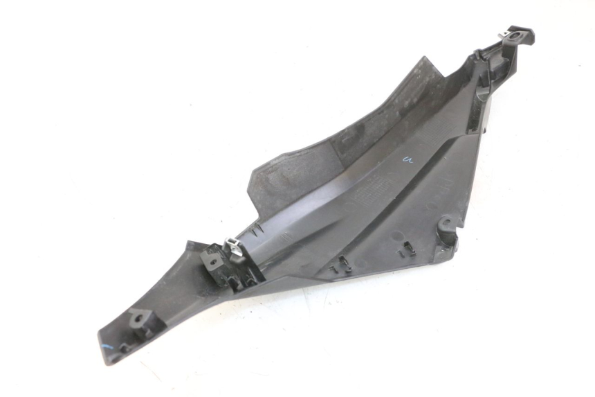 photo de PRAWA TYLNA LISTWA PROGOWA YAMAHA XMAX X-MAX 125 (2021 - 2025) - Zoom stanu zużycia