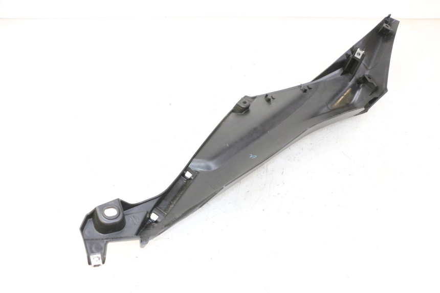 photo de PRAWA TYLNA LISTWA PROGOWA YAMAHA XMAX X-MAX 125 (2021 - 2025) - Zbliżenie techniczne