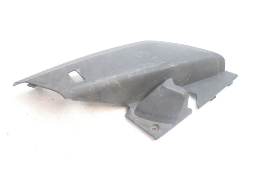 photo de PRAWA TYLNA LISTWA PROGOWA YAMAHA XMAX X-MAX 125 (2006 - 2009) - Zbliżenie techniczne