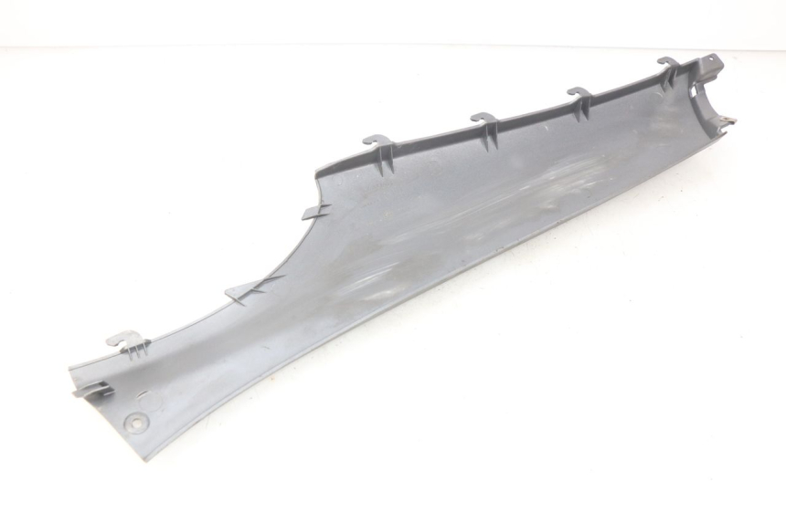 photo de PRAWA TYLNA LISTWA PROGOWA PIAGGIO X9 EVOLUTION 125 (2003 - 2007) - Zbliżenie techniczne