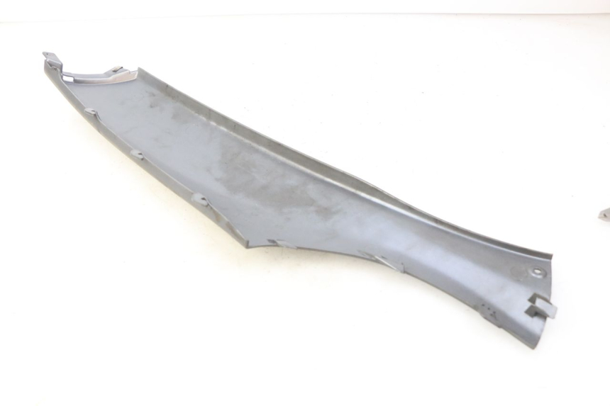 photo de PRAWA TYLNA LISTWA PROGOWA PIAGGIO X9 EVOLUTION 125 (2003 - 2007) - Inny kąt widzenia