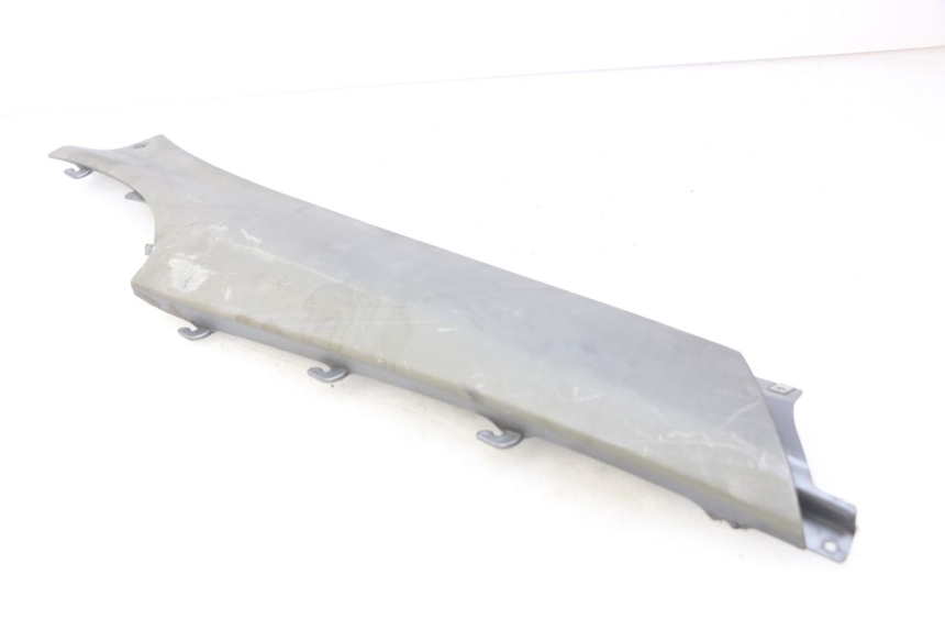 photo de PRAWA TYLNA LISTWA PROGOWA PIAGGIO X9 EVOLUTION 125 (2003 - 2007) - Zbliżenie techniczne