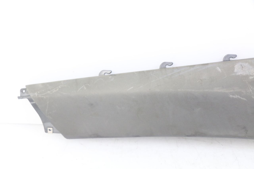 photo de PRAWA TYLNA LISTWA PROGOWA PIAGGIO X9 EVOLUTION 125 (2003 - 2007) - Punkty mocowania