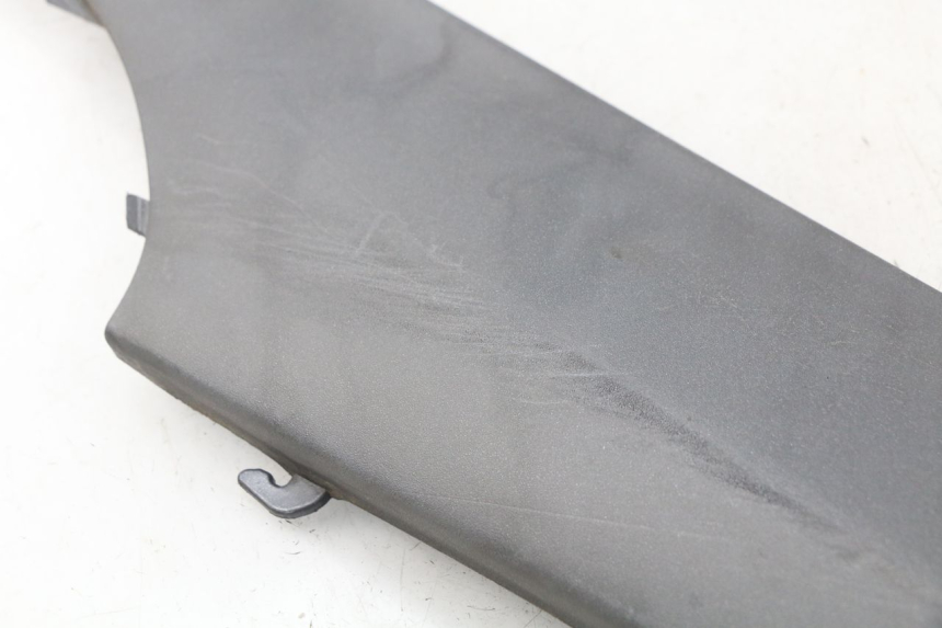 photo de PRAWA TYLNA LISTWA PROGOWA PIAGGIO X9 125 (2000 - 2003) - Szczegół części