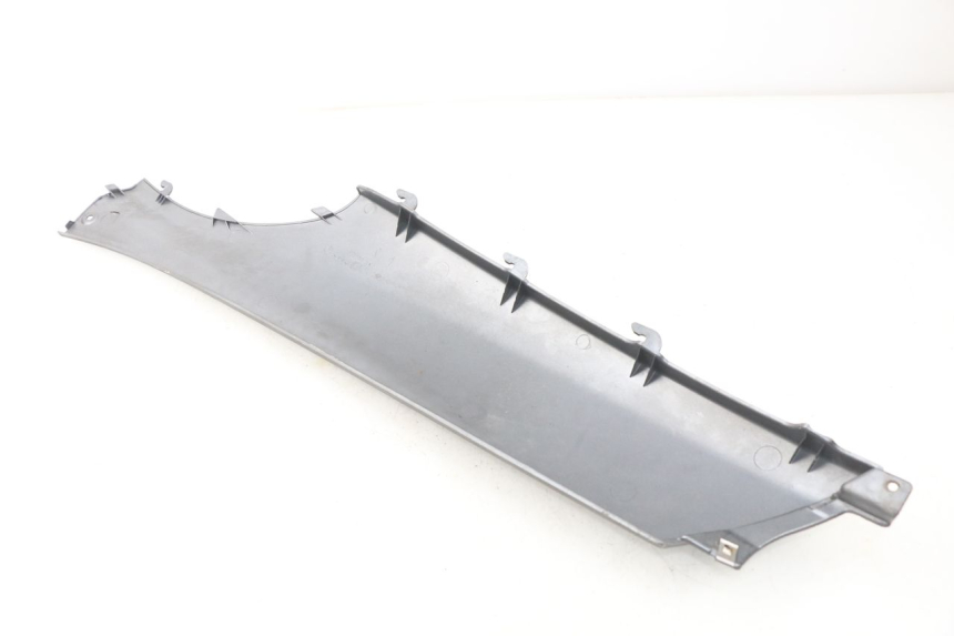 photo de PRAWA TYLNA LISTWA PROGOWA PIAGGIO X9 125 (2000 - 2003) - Zoom stanu zużycia