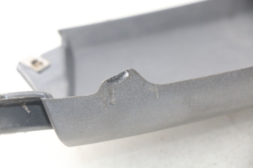 photo de PRAWA TYLNA LISTWA PROGOWA PIAGGIO X9 125 (2000 - 2003) - Zbliżenie techniczne