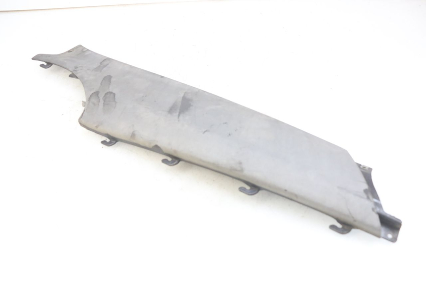 photo de PRAWA TYLNA LISTWA PROGOWA PIAGGIO X9 125 (2000 - 2003) - Zbliżenie techniczne