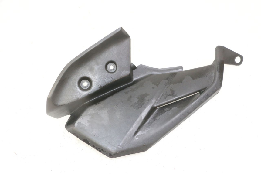 photo de PRAWA TYLNA LISTWA PROGOWA YAMAHA YP X-MAX XMAX 400 (2014 - 2017) - Zbliżenie techniczne