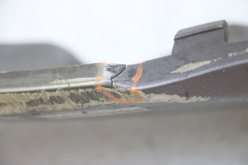 photo de PRAWA LISTWA BOCZNA KYMCO DINK STREET 125 (2009 - 2014) - Zoom stanu zużycia