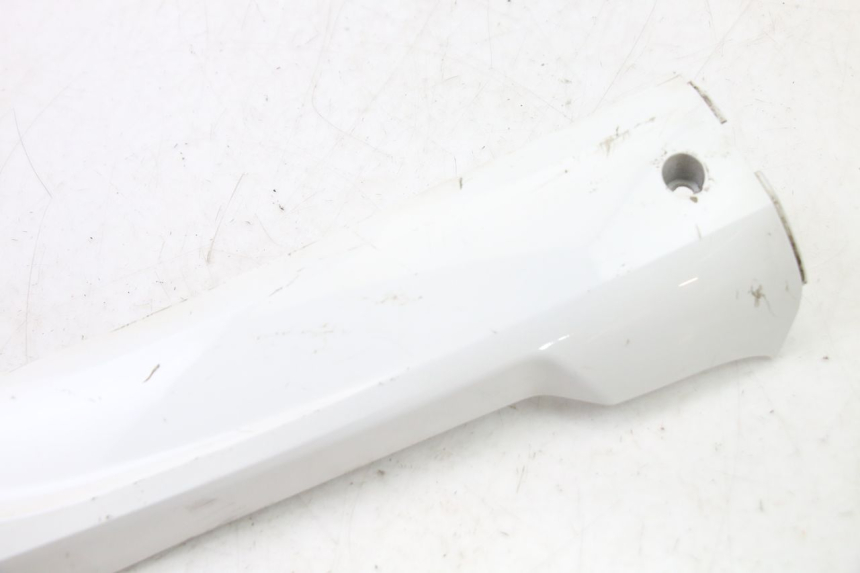 photo de PRAWA LISTWA BOCZNA SYM FIDDLE 3 III 125 (2014 - 2020) - Zoom stanu zużycia