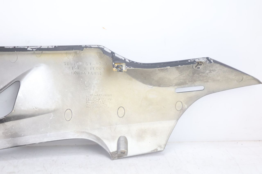 photo de PRAWA LISTWA BOCZNA HONDA FJS SILVER WING SILVERWING 400 (2005 - 2008) - Zbliżenie komponentów