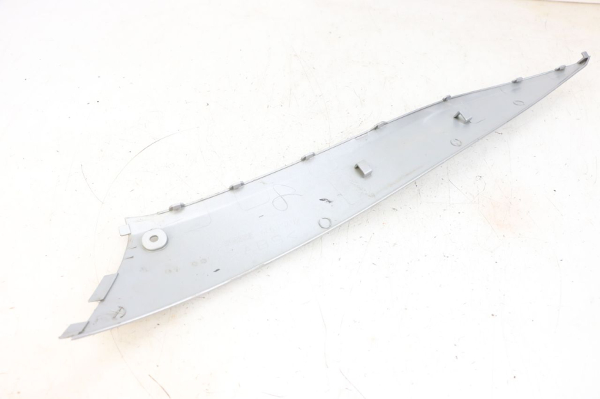 photo de PRAWA LISTWA PROGOWA MBK FLAME X 125 (2007 - 2016) - Zbliżenie techniczne