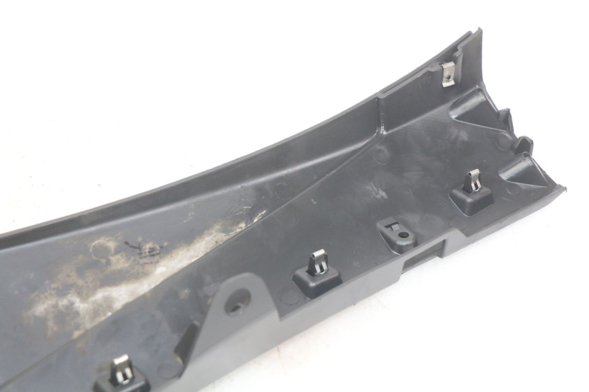 photo de PRAWA LISTWA PROGOWA PIAGGIO FLY 4T 50 (2013 - 2017) - Zbliżenie techniczne