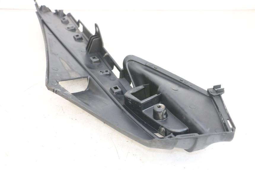 photo de PRAWA LISTWA PROGOWA PIAGGIO FLY 4T 50 (2013 - 2017) - Zbliżenie techniczne