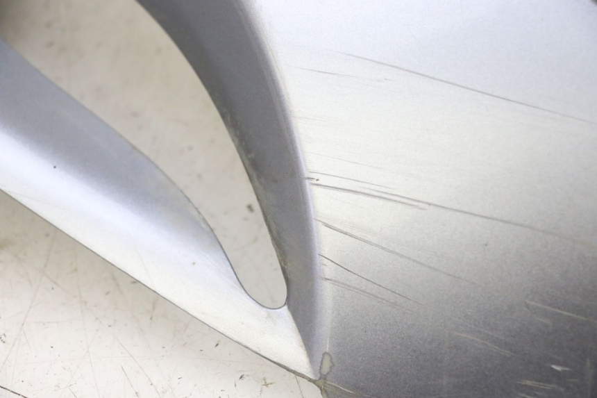 photo de PRAWA LISTWA PROGOWA SYM GTS EVO 125 (2009 - 2013) - Zbliżenie komponentów