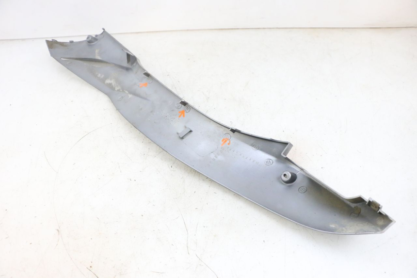 photo de PRAWA LISTWA PROGOWA SYM GTS EVO 125 (2009 - 2013) - Zbliżenie techniczne