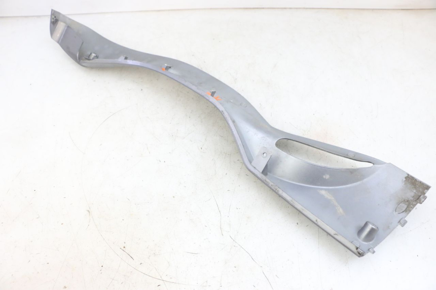 photo de PRAWA LISTWA PROGOWA SYM GTS EVO 125 (2009 - 2013) - Oznaczenia i referencje