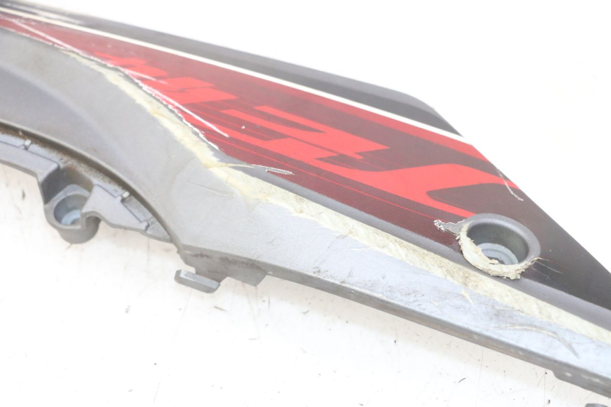 photo de PRAWA LISTWA BOCZNA SYM JET 14 4T 50 (2018 - 2022) - Zoom stanu zużycia