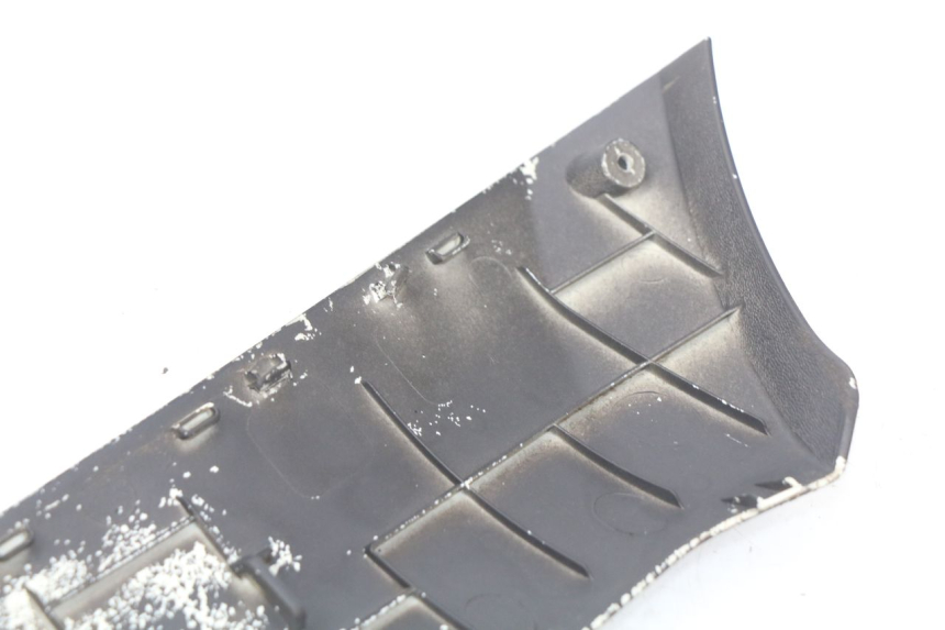 photo de PRAWA LISTWA PROGOWA PEUGEOT KISBEE 2T 50 (2010 - 2017) - Zbliżenie techniczne