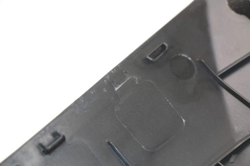 photo de PRAWA LISTWA PROGOWA PEUGEOT KISBEE 2T 50 (2010 - 2017) - Zbliżenie techniczne