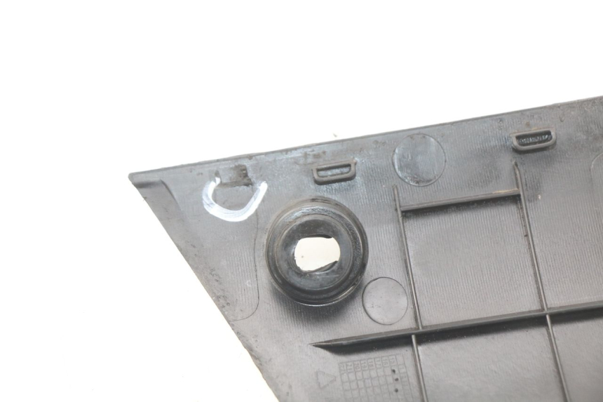 photo de PRAWA LISTWA PROGOWA PEUGEOT KISBEE 2T 50 (2010 - 2017) - Zbliżenie techniczne