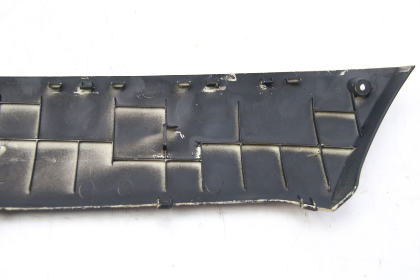 photo de PRAWA LISTWA PROGOWA PEUGEOT KISBEE 2T 50 (2018 - 2022) - Zbliżenie techniczne