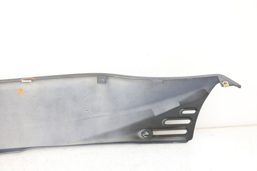 photo de PRAWA LISTWA BOCZNA KYMCO XCITING 500 (2007 - 2010) - Szczegóły charakterystyczne