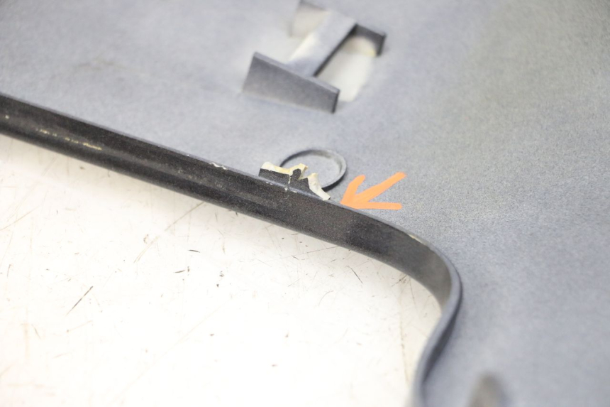 photo de PRAWA LISTWA BOCZNA KYMCO XCITING 500 (2007 - 2010) - Zoom stanu zużycia