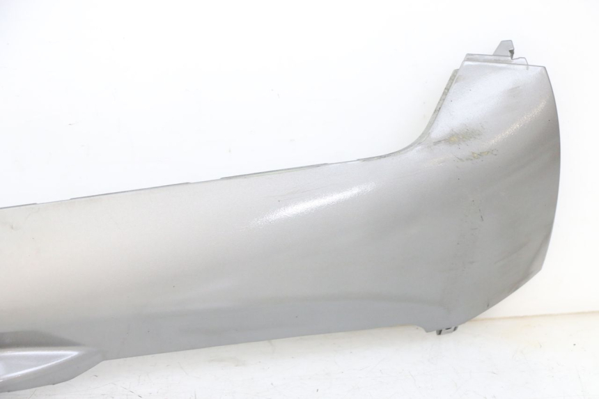 photo de PRAWA LISTWA BOCZNA PIAGGIO MP3 LT 300 (2010 - 2016) - Szczegóły charakterystyczne