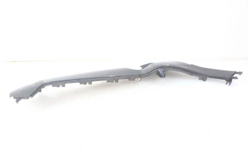 photo de PRAWA LISTWA PROGOWA PIAGGIO MP3 125 (2006 - 2014) - Zbliżenie techniczne