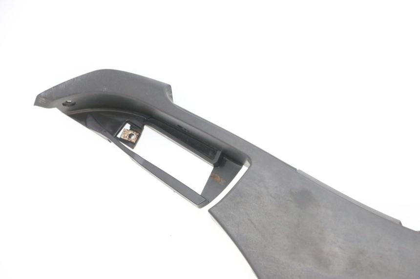 photo de PRAWA LISTWA BOCZNA PIAGGIO MP3 500 (2016 - 2018) - Szczegóły charakterystyczne