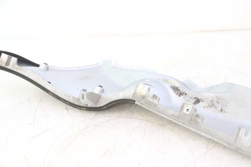 photo de PRAWA LISTWA PROGOWA PIAGGIO MP3 125 (2006 - 2014) - Zbliżenie techniczne