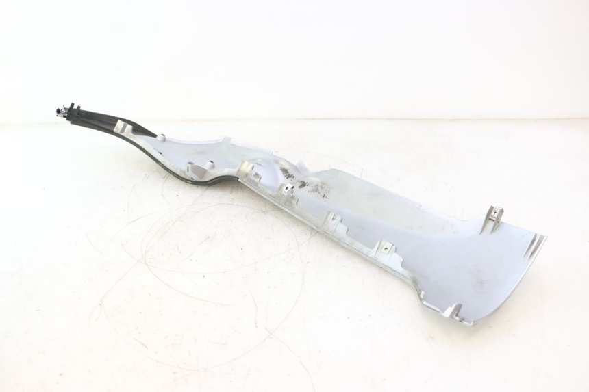 photo de PRAWA LISTWA PROGOWA PIAGGIO MP3 125 (2006 - 2014) - Oznaczenia i referencje